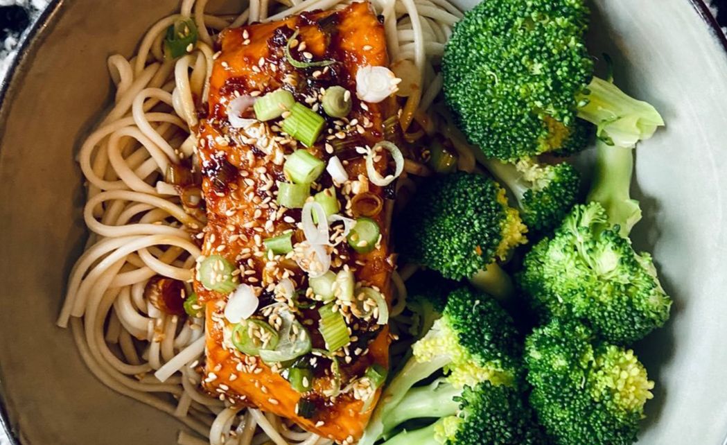 Zalm teriyaki met noodles en broccoli