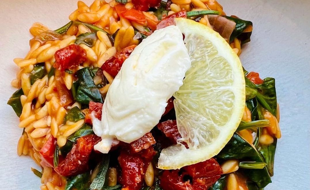 Pittige tomatenorzo met chorizo