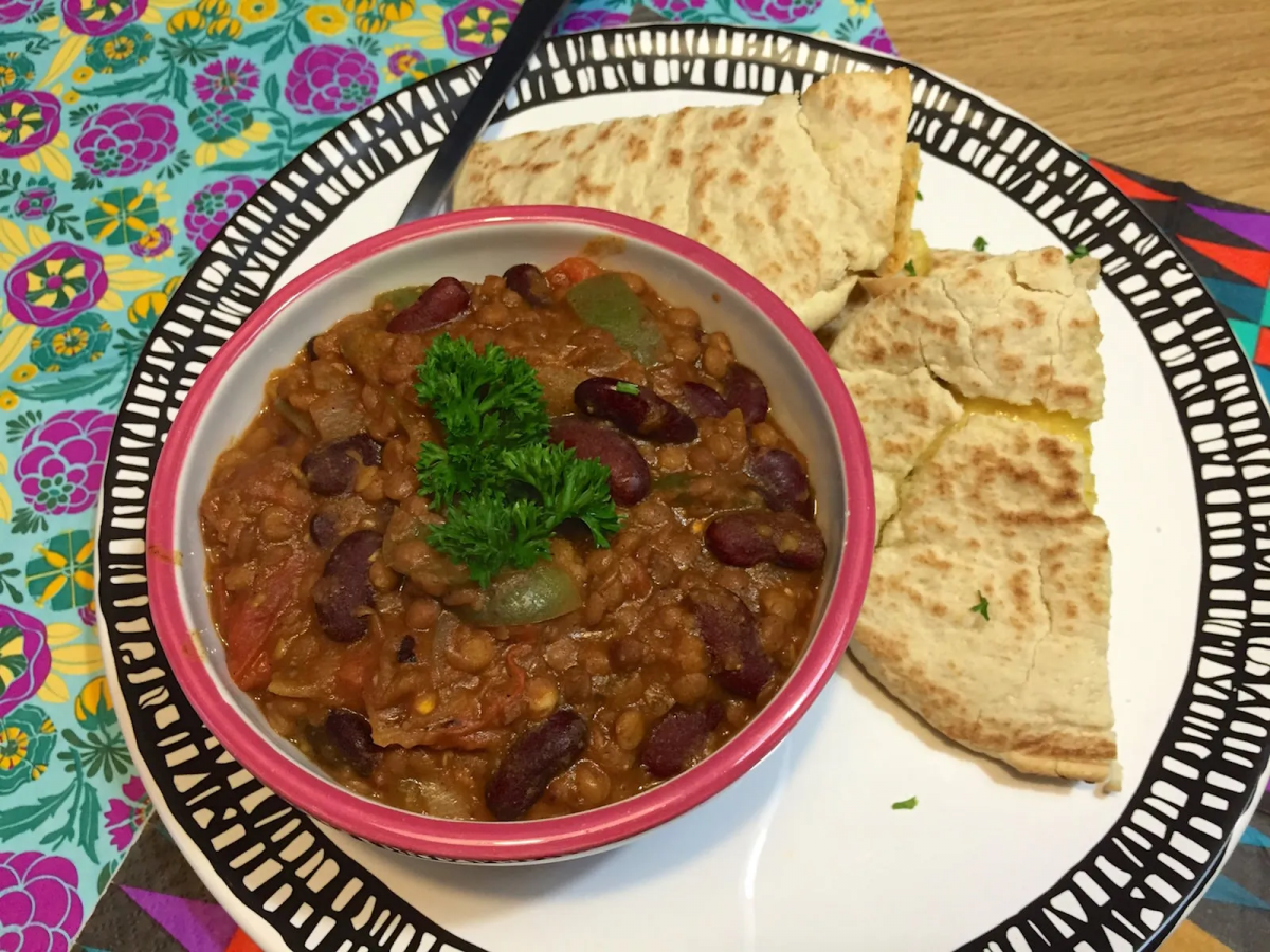 Chili zonder carne met kaaspita's